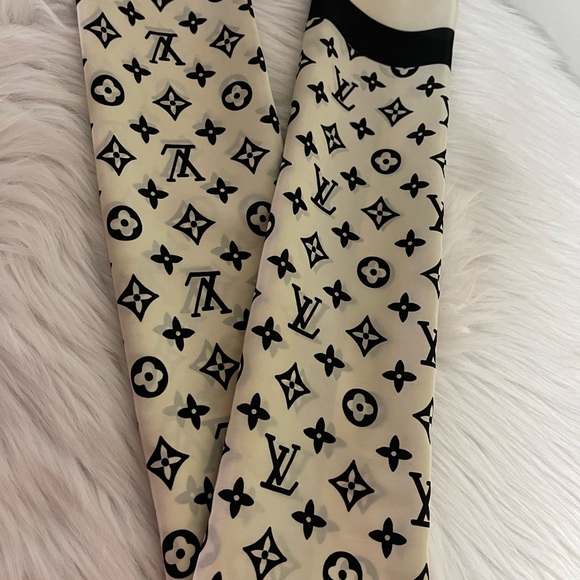 Louis Vuitton Monogram Silk Scarf.🍂🍁 - Picture 12 of 12